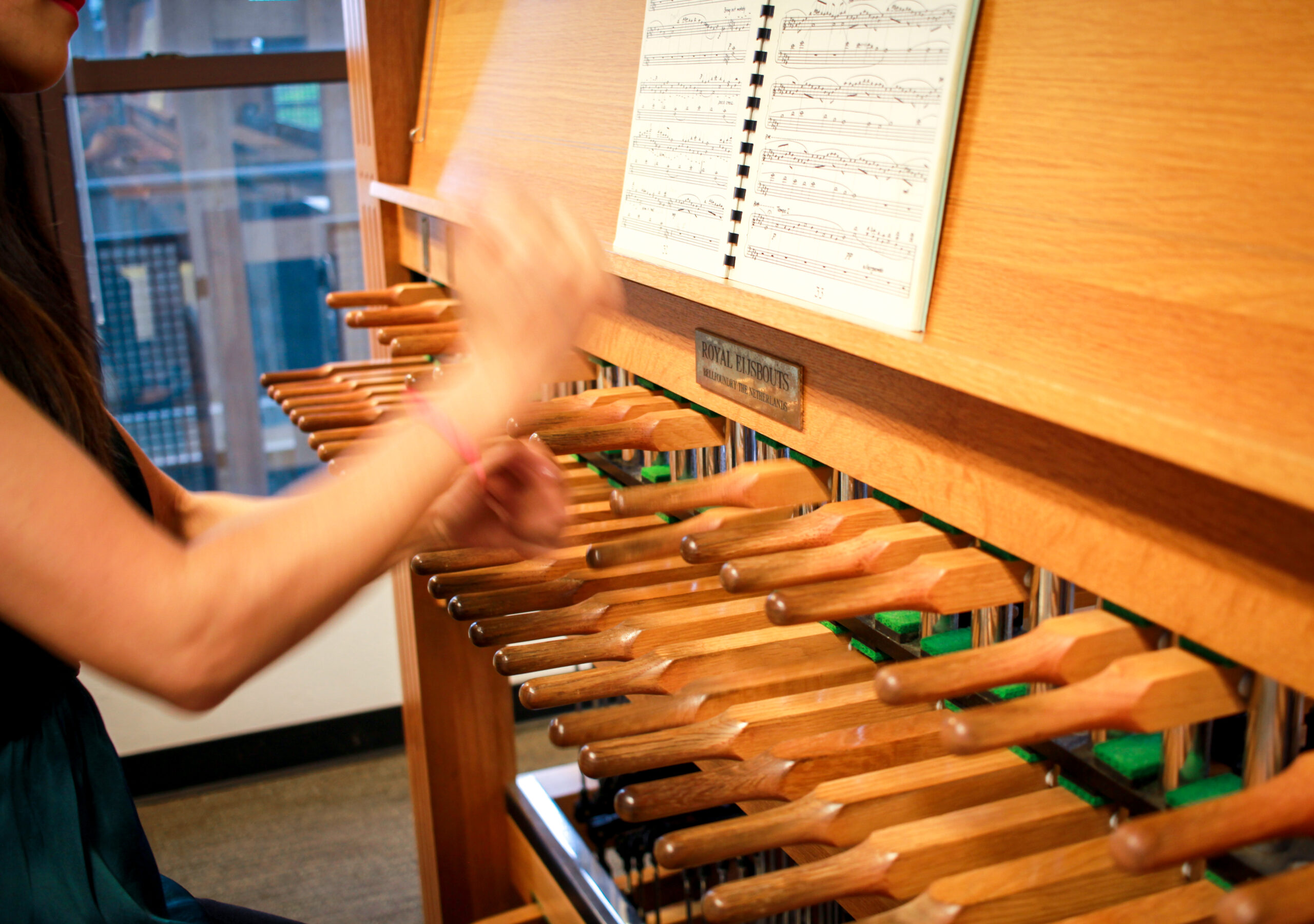 Player at the carillon handles