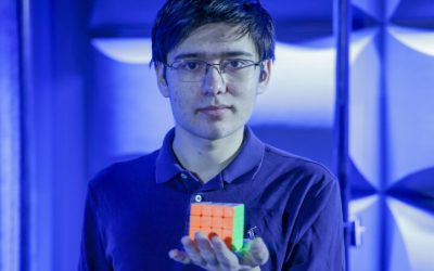 [Campus News] Blindfolded Rubik’s Cube World Champion Sets the Score (On Violin)
