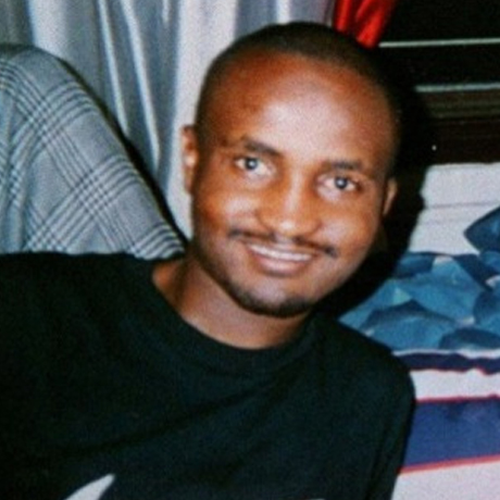 Casual portait of Amadou Diallo, wearing a black t-shirt.