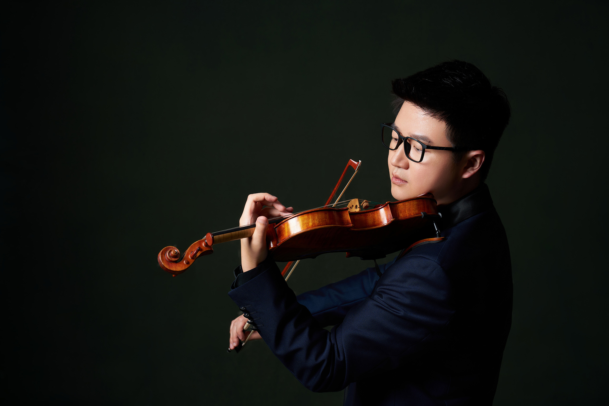 Hongyi Mo Photo Hellomuse Studio Studio portrait of Hongyi Mo playing violin