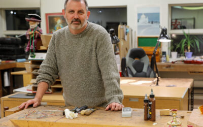 [Campus News] Musicology Lecturer James Ryan Bodiford Has Forged a Career as a Luthier