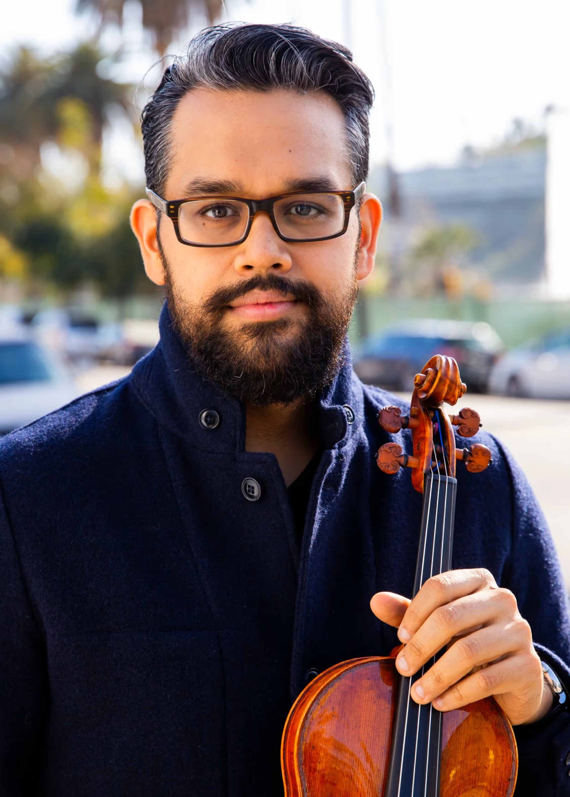 Portrait of Vijay Gupta holding a violin.