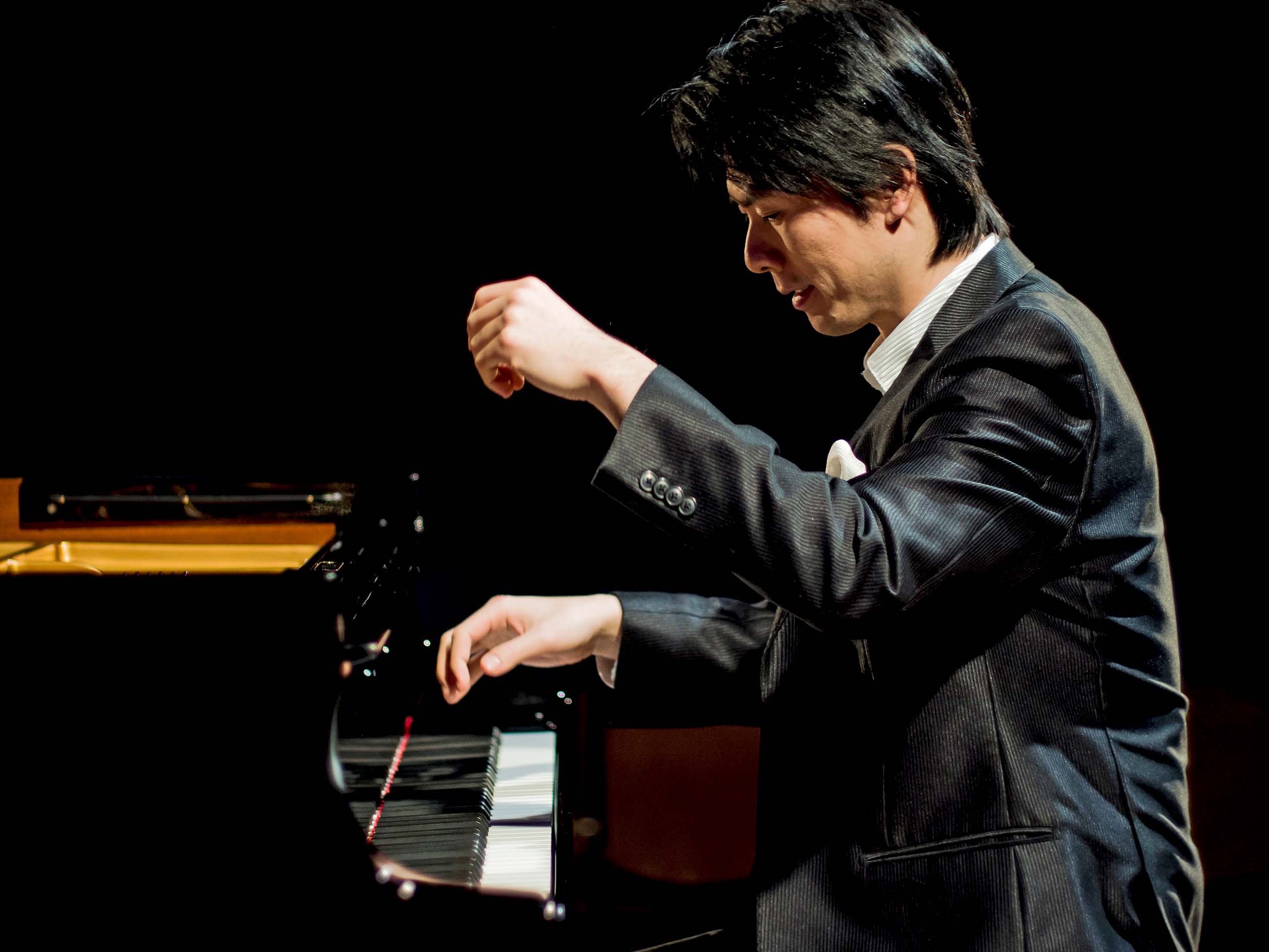 Kotaro Fukuma performs on piano.